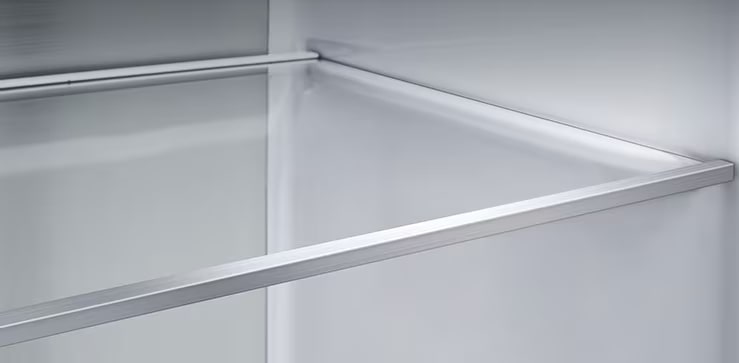 雪櫃內金屬嵌板層架的對角視圖。