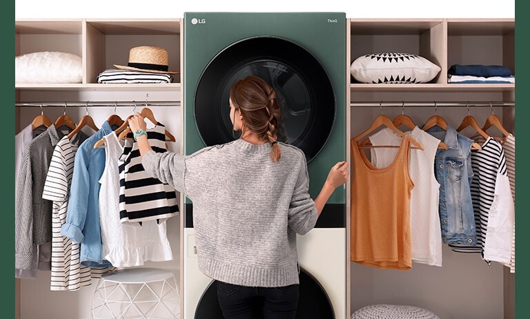 WashTower™ 安裝於衣架之間，一位女士正在產品前挑選衣服。
