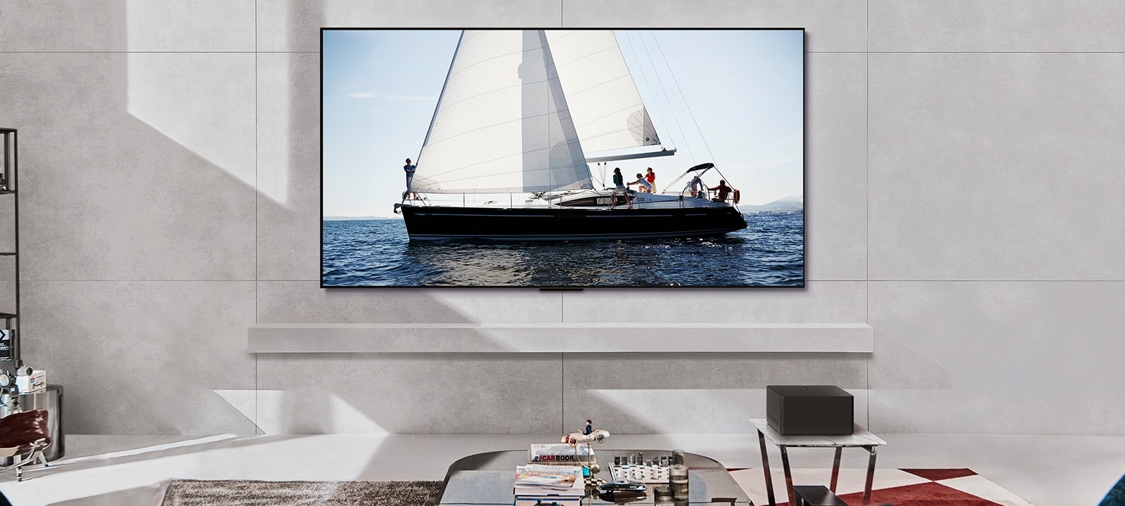 在白天，LG OLED evo M4 和 LG Soundbar 放置在現代生活空間中。海洋中帆船的螢幕影像，其以理想的亮度水平顯示。