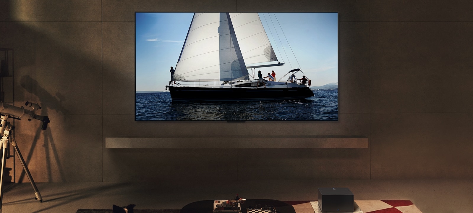 在晚上，LG OLED evo M4 和 LG Soundbar 放置在現代生活空間中。海洋中帆船的螢幕影像，其以理想的亮度水平顯示。