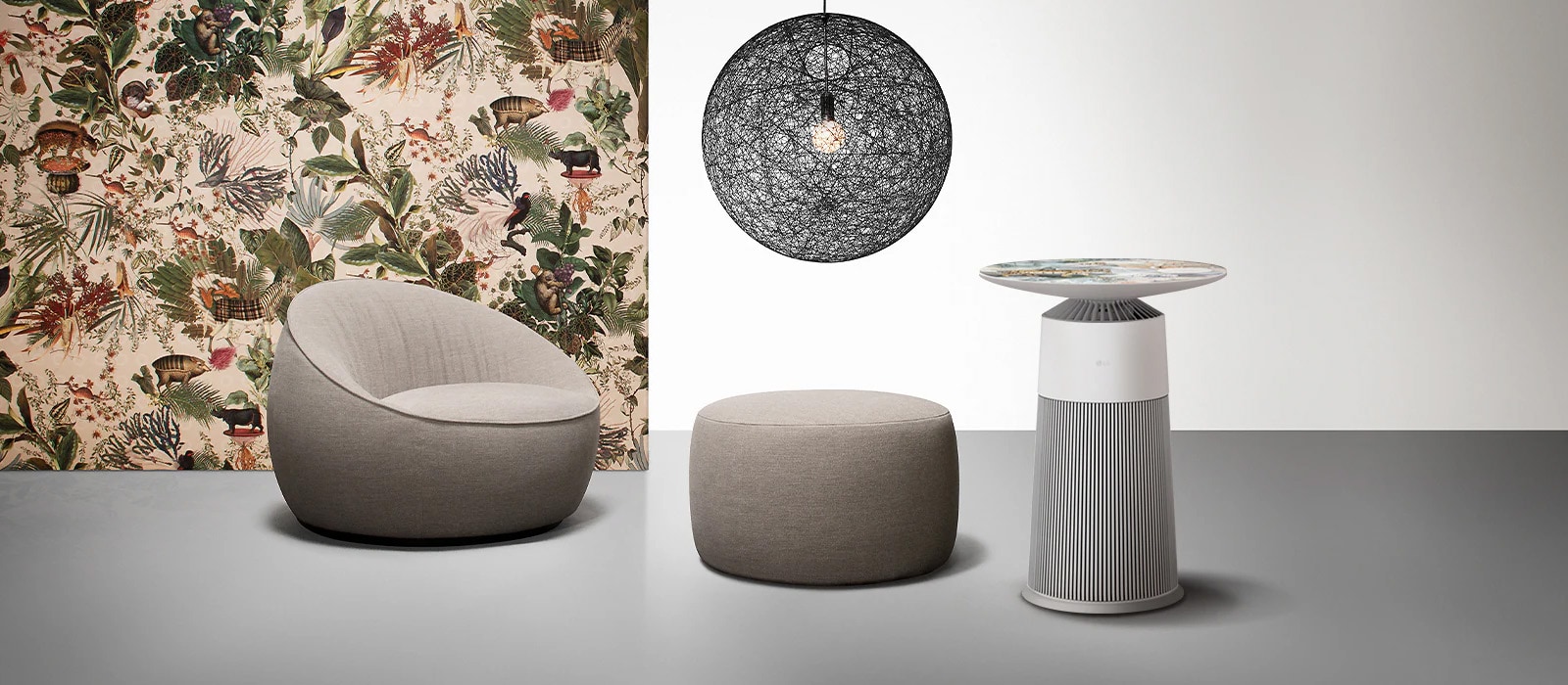 安裝有 Moooi「Memento Mooi Medley」產品的 LG 空氣清淨機，以及一面繪有 Moooi 圖案的墻壁。