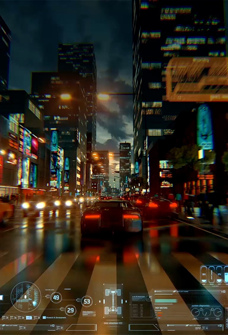 影片顯示遊戲畫面，玩家從後面跟隨一輛汽車，在黃昏時分駛過燈火通明的城市街道。 