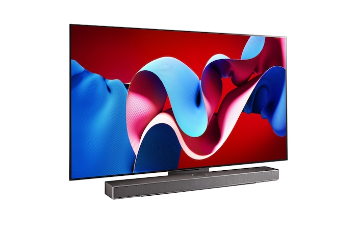 LG OLED evo C4 4K 智能電視稍微向右傾斜的側面視圖,下方有 LG Soundbar
