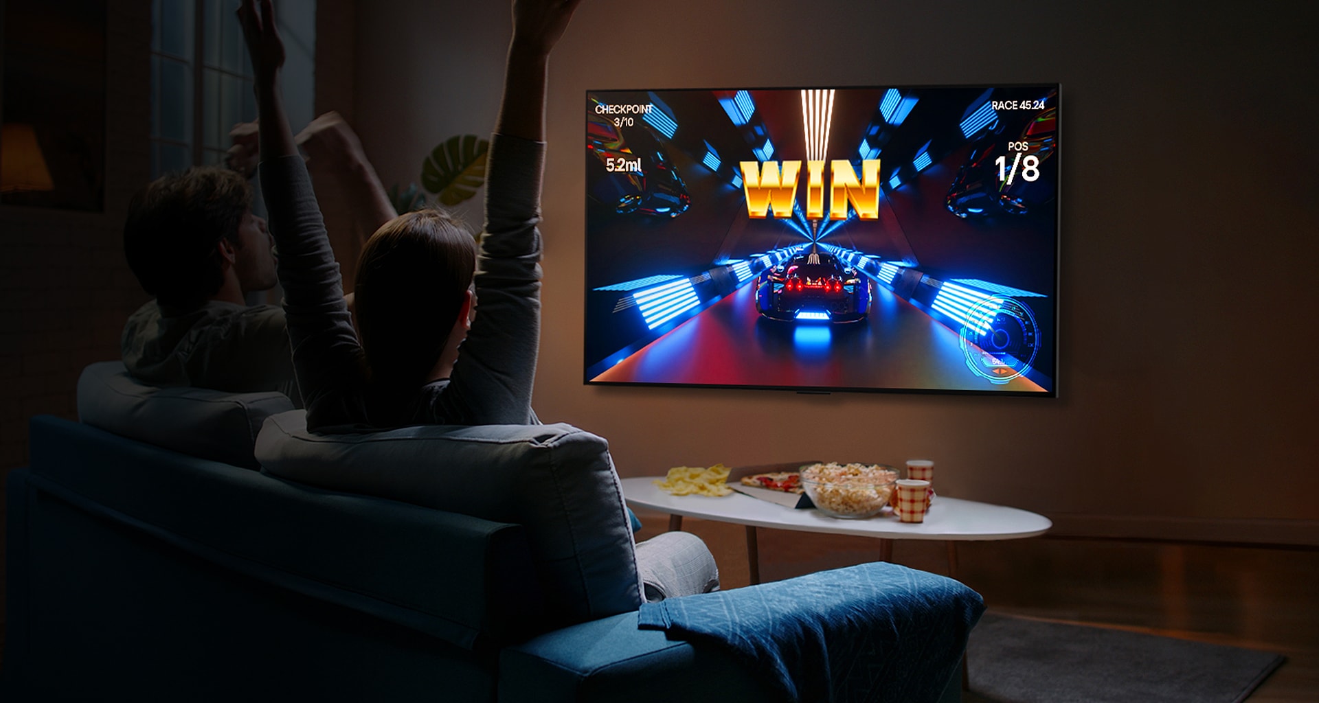 人們用控制器在 LG OLED 電視上玩遊戲