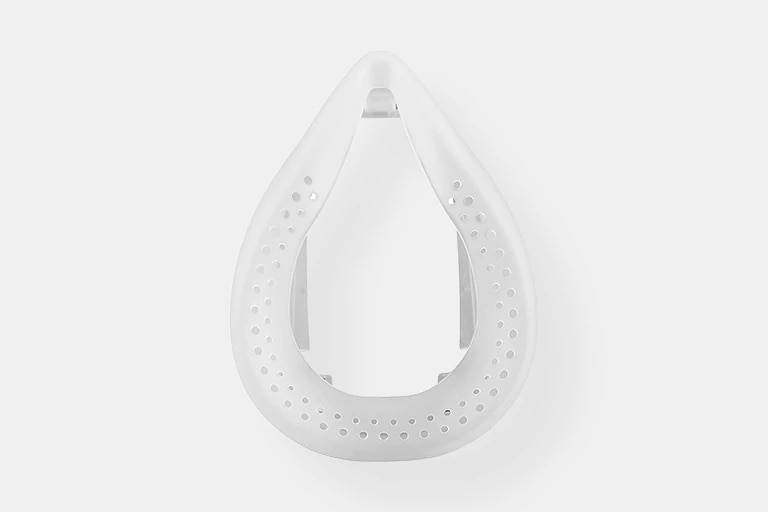 There is a silicone pad which promotes a comfortable fit and minimizes air leakage and inflow around the nose and chin.