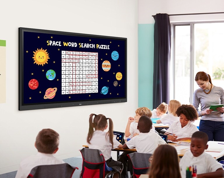 Class is being conducted in the classroom, and the class material screen which is displayed on the classroom wall's TR3DK Digital Board is being shared on the students' tablets.