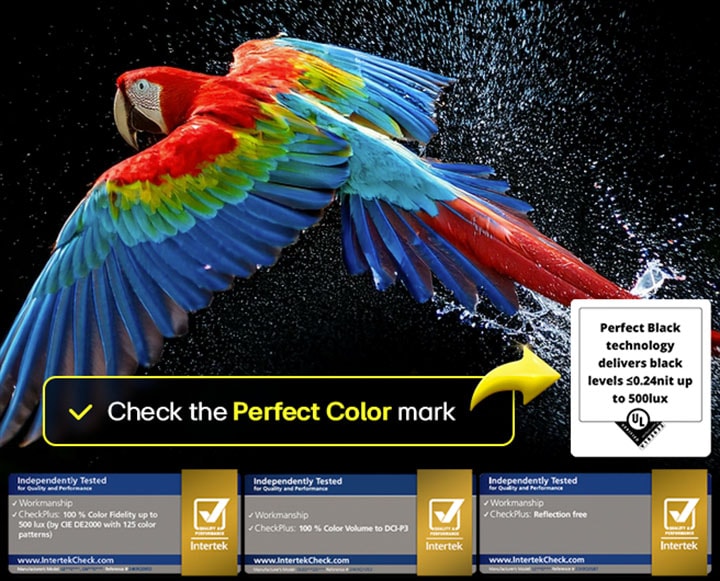 Színpompás papagáj ultra-nagy felbontásban fekete háttér előtt. Körülötte vízcseppek lebegnek a levegőben. A kép a Perfect Color technológiát mutatja be, hogy a papagáj testén minden színárnyalat mennyire vibráló és élénk. A sötét háttér a részletes vízfröccsenésekkel azt is kiemeli, hogy a képernyő tükröződésmentes. Különböző UL és Intertek tanúsítvány logók láthatók. Ezek a 100%-os színhűségre, a 100%-os színvolumenre és a tükröződésmentességre utalnak. Szöveg is látható, ellenőrizze a Perfect Color tanúsító védjegyet.