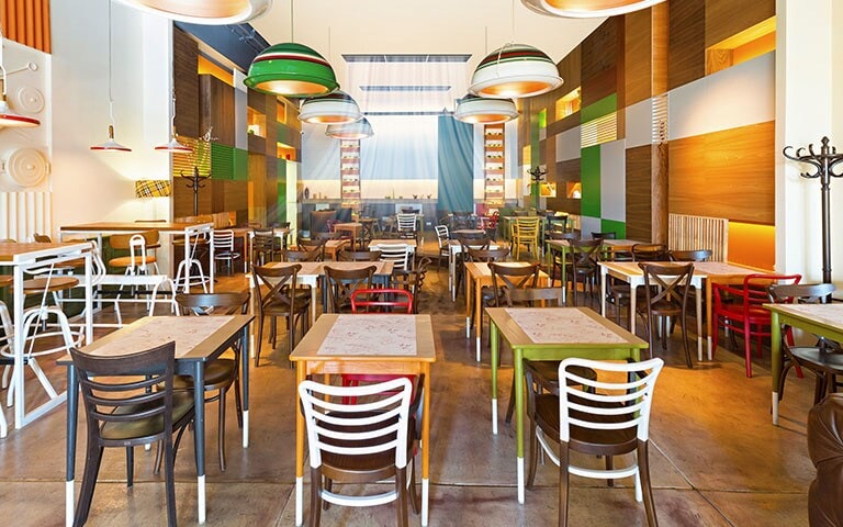 A képen egy bevásárlóközpontban lévő éttermi rész látható, működő légkondicionálással.