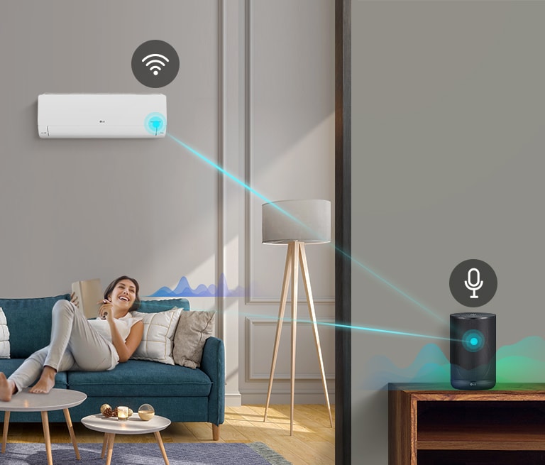 A felül lévő három ikon azt jelzi, hogy három kép van a karusszelben. A harmadik, „Hangvezérlés” feliratú ikon piros. A nő a ház nappalijában fekszik, és a hangjával kezeli és szabályozza a légkondicionálót.