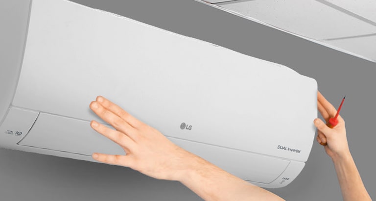 A falon levő légkondicionáló oldalnézetben látható. Két kéz nyúl felfelé, az egyik szerszámot tart, ami a könnyű szerelést jelenti.