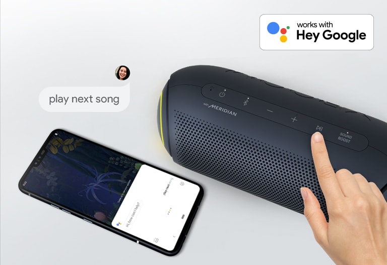 Egy kéz megnyomja a gombot az LG XBOOM Go készüléken. Mellette egy okostelefon. Egy beszédbuborék is látható. A Google logó a jobb felső sarokban látható.