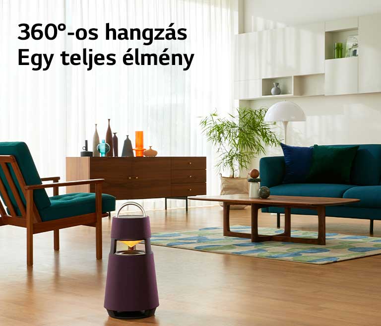 A képen egy nő látható, amint zenét hallgat az előtte lévő XBOOM 360 hangszóróból.