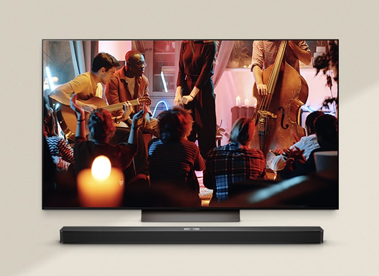 LG távirányító egy LG TV felé mutat, alatta LG Soundbarral. LG TV a WOW interfész menüt mutatja a képernyőn.