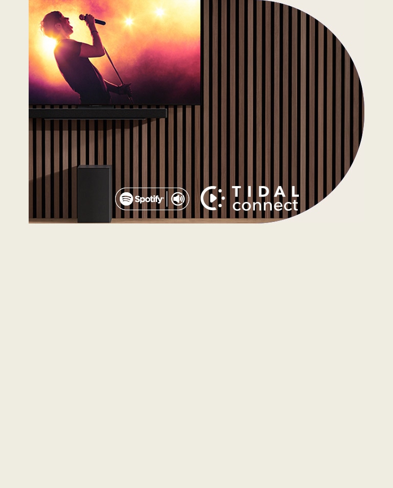 Az LG OLED C a falon, alatta az LG Soundbar SC9S egy exkluzív konzolon helyezkedik el. Alatta a mélynyomó. A TV egy koncertjelenetet mutat.