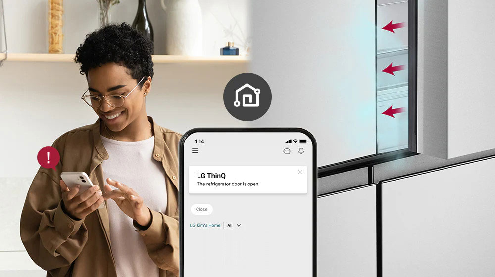 A kép bal oldalán egy hölgy látható, aki a telefonját nézi. A kép jobb oldalán a hűtőszekrény ajtaja kissé nyitva van. A két kép találkozásánál, az előtérbe hozott mobiltelefon képernyőjén az LG ThinQ applikáció látható és a ThinQ ikon a telefon felett.