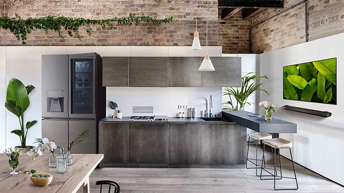 Az LG SIGNATURE hűtőszekrény és az OLED TV W a biofília kialakítású konyhában jelenik meg.