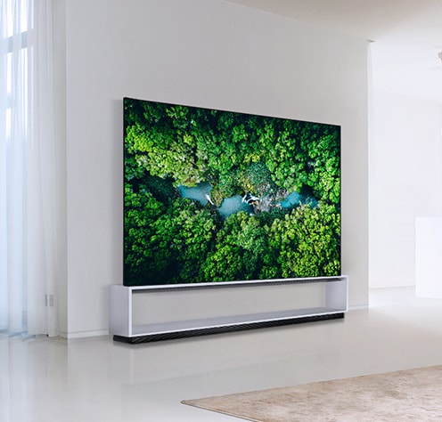 Az LG SIGNATURE OLED 8K a minimál stílusú nappaliban található.