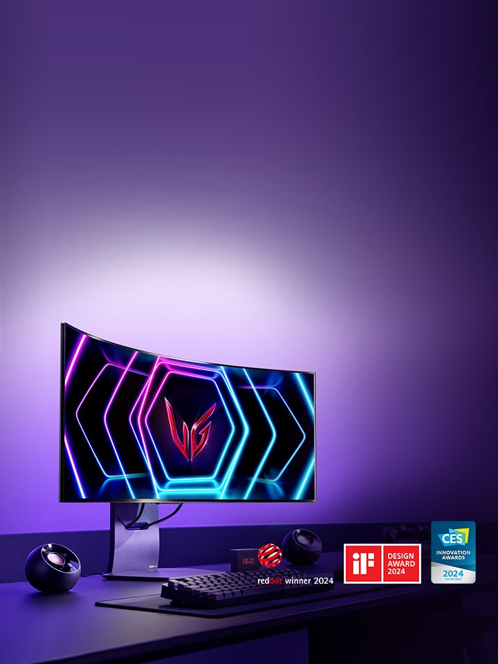 Egy kép, amely az LG UltraGear ívelt OLED 34GS95QE és 39GS95QE gaming monitorok asztali elrendezését mutatja be.	