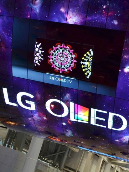 Ívelt OLED képernyő az „LG OLED” felirattal