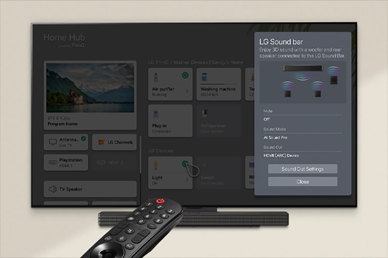 LG távirányító egy LG TV felé mutat, alatta LG Soundbarral. LG TV a WOW kezelőfelület menüt mutatja a képernyőn.