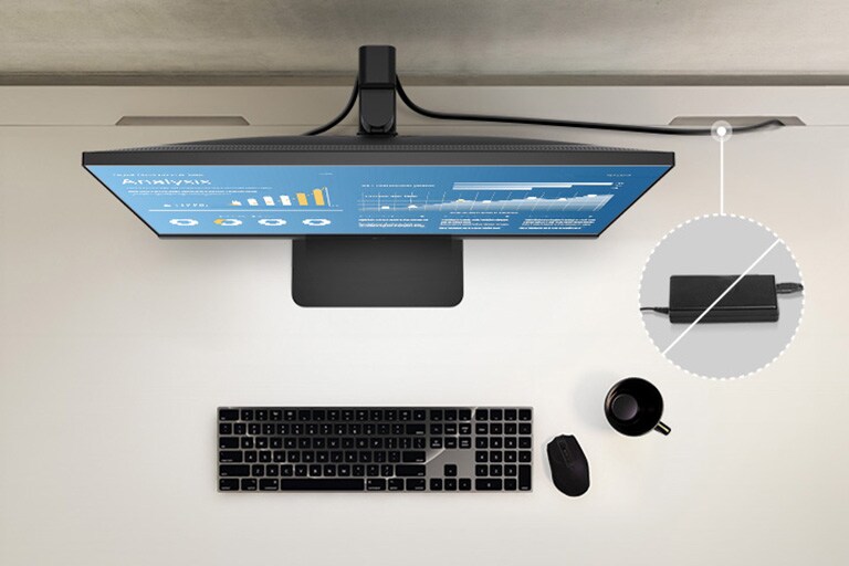 Felső nézet, amely a munkaállomás tiszta elrendezését mutatja a beépített tápegység által.