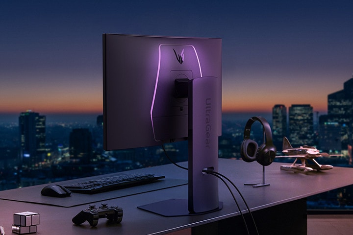 Egy monitor hátulnézete LED kiemelésekkel az asztalon.