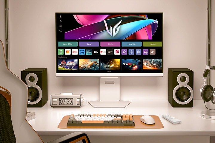 Monitor elölnézetből, a képernyőjén a webOS képernyővel.