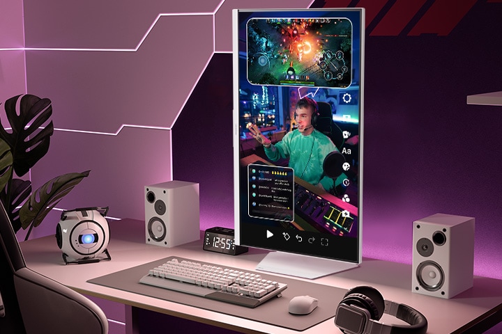 A 90 fokban elforgatott monitor játékot játszó streamereket mutat.