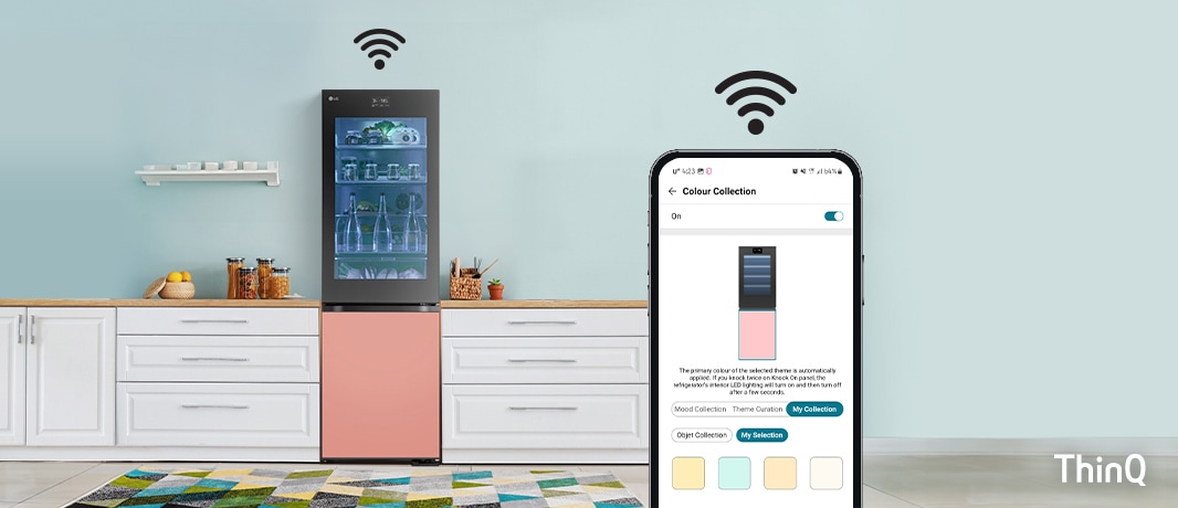 A kép egy Wi-Fi által csatlakozott hűtőszekrényt és okostelefont mutat. A telefon képernyőjén az LG ThinQ applikációban az LG InstaView MoodUP Alulfagyasztós hűtőszekrény választható színvariációi láthatók.