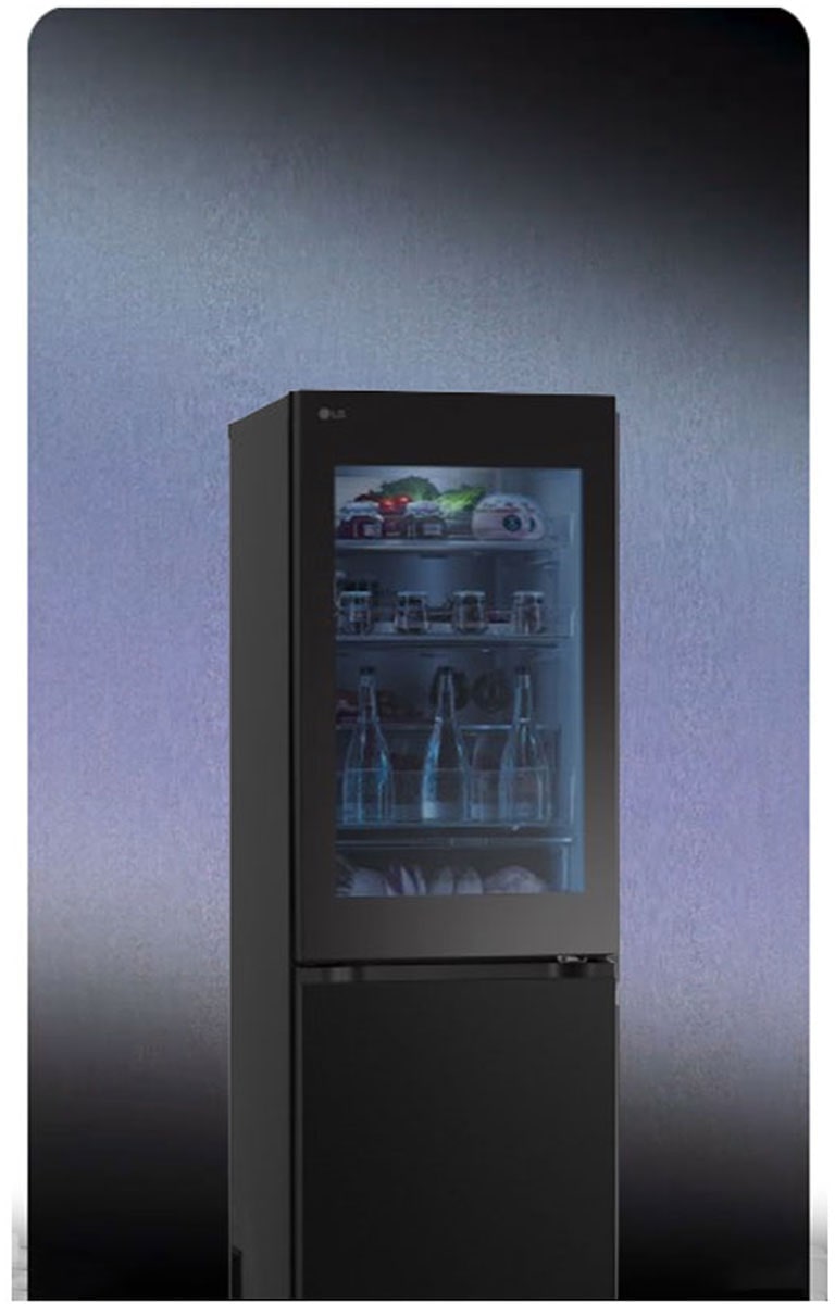 A képen egy LG InstaView Alulfagyasztós hűtőszekrény látható, a hűtő ajtóvilágításának színe a háttér színével összhangban változik.