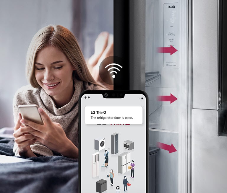 Egy nő hever az ágyon, és egy képen a telefonja képernyőjét nézi. A második képen látható, hogy a hűtőszekrény ajtaja nyitva maradt. A két kép előterében a telefon képernyője látható, amelyen az LG ThinQ alkalmazás értesítései és a Wifi ikon látható a telefon felett.