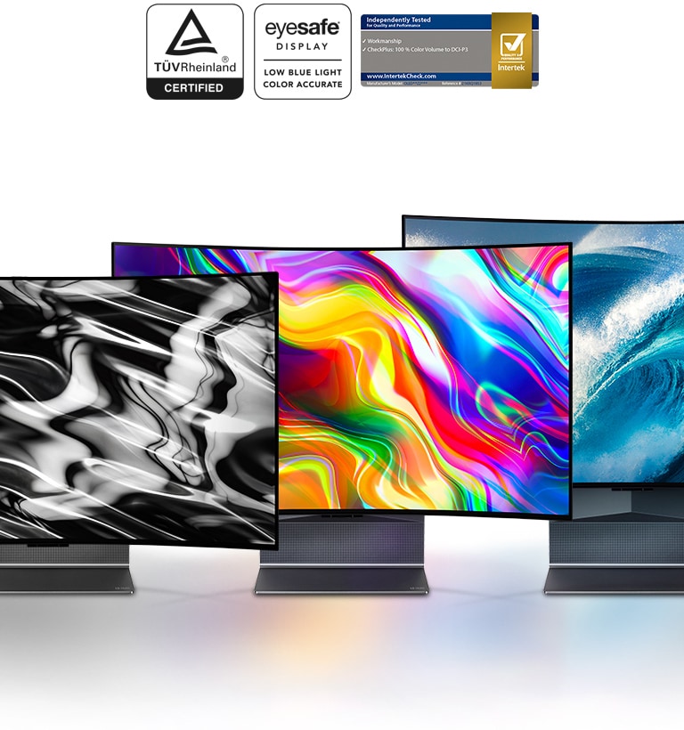 Három LG OLED Flex televízió látható egymás mellett, a képernyőiken egy fekete, absztrakt kép, egy színes, absztrakt kép és egy kék hullámos kép jelenik meg.