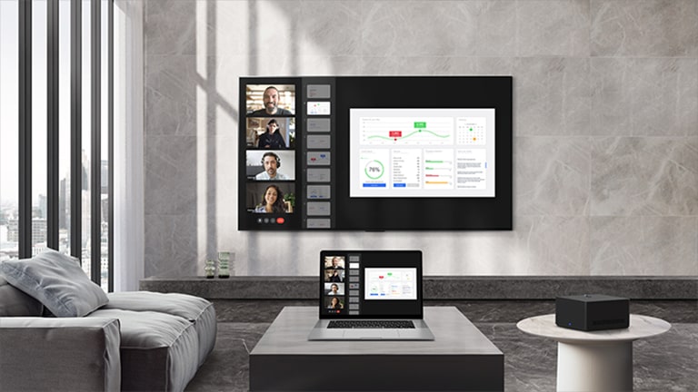A videón egy személy látható, aki a csapatával virtuális értekezletet tart az LG OLED M3-hoz csatlakoztatott laptopján. A laptop a TV közelében van, amely a hátsó portok elérése miatt aszimmetrikusnak tűnik. A billentyűzet a kanapén van, messze a laptoptól, kiemelve a beállítás kényelmetlenségét. A jelenet megváltozik, a tévé egyenesen helyezkedik el a falon, a laptop pedig kényelmesen csatlakozik a kanapé melletti Zero Connect Boxhoz.