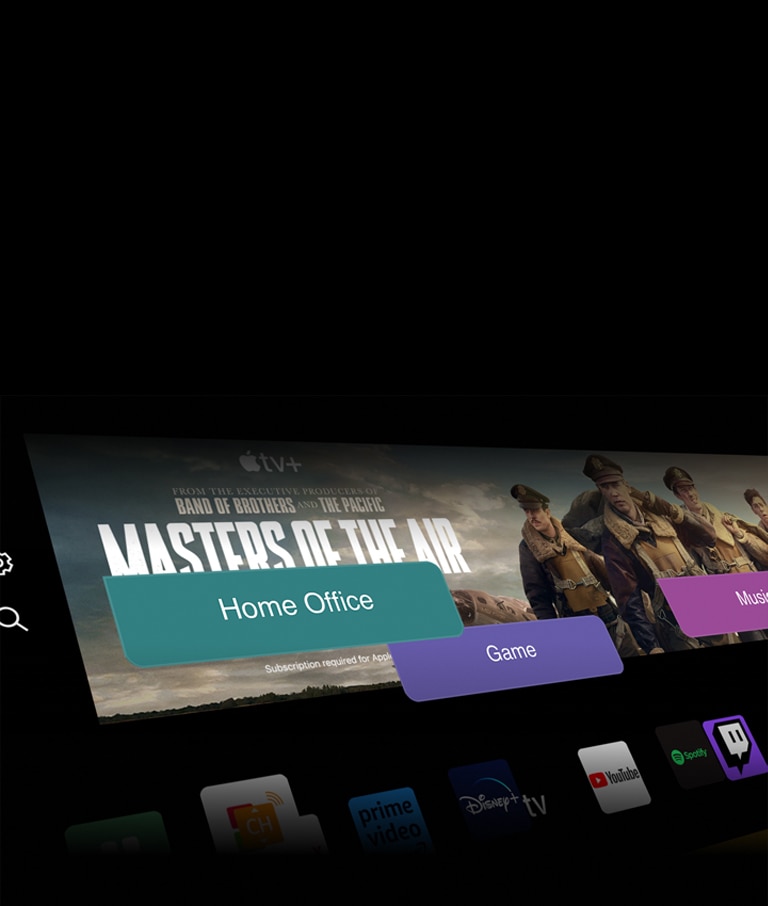 Az LG OLED TV képernyőjén a Home Office, Game és Music gombok láthatóak a Masters of the Air felirat felett, majd eltávolodva a TV egy nappaliban látható a falra szerelve. A képen a következő logók jelennek meg a tévéképernyőn: LG Channels, Netflix, Prime Video, Disney TV, Apple TV, YouTube, Spotify, Twitch, GeForce Now és Udemy.