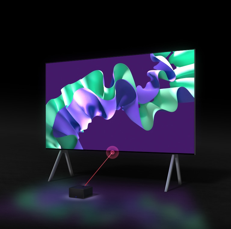 Az LG SIGNATURE OLED M4 lila és menta színű absztrakt műalkotásokat jelenít meg a képernyőn, majd a TV hátrafelé mozog, és 45 fokos szögben elfordul, így egy Zero Connect Box válik láthatóvá a TV előtt, egy sötét helyen lévő állványon. Egy piros Wi-Fi jel jelenik meg, és egy piros sugárnyaláb indul ki a tévé felé.