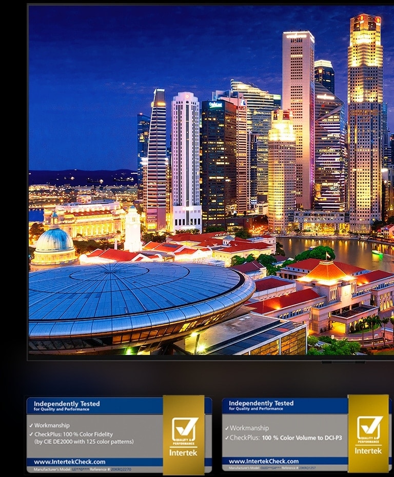 Nyüzsgő városi jelenet a kora esti órákban, élénk színekkel és kontrasztokkal.