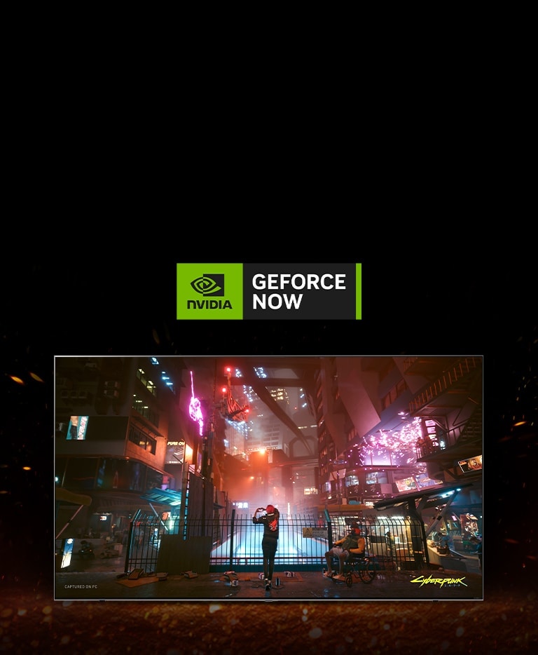 Lángok jelennek meg a TV körül, és a Cyberpunk játék látható a képernyőn. A TV felső részén a GeForce Now logó jelenik meg.