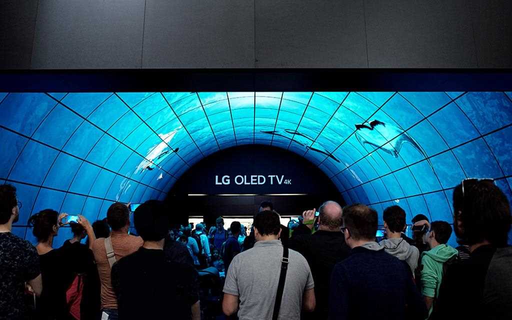 A photo of capturing a woman mesmerised by lg oled tunnel at berlin ifa 2017.