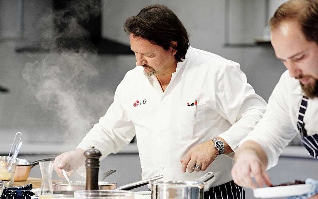 An image of Michelin-star chef Kolja Kleeberg presenting a cooking show at lg premium living zone at Berlin IFA 2017