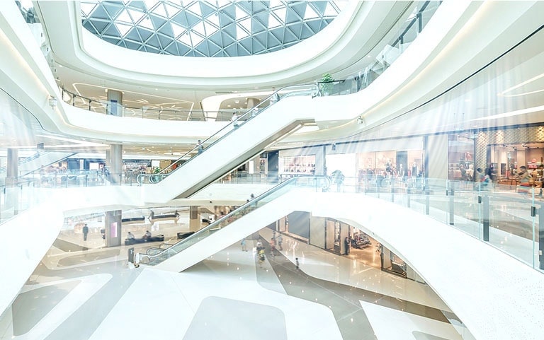 Gambar atrium di pusat perbelanjaan dengan kondisi AC menyala.