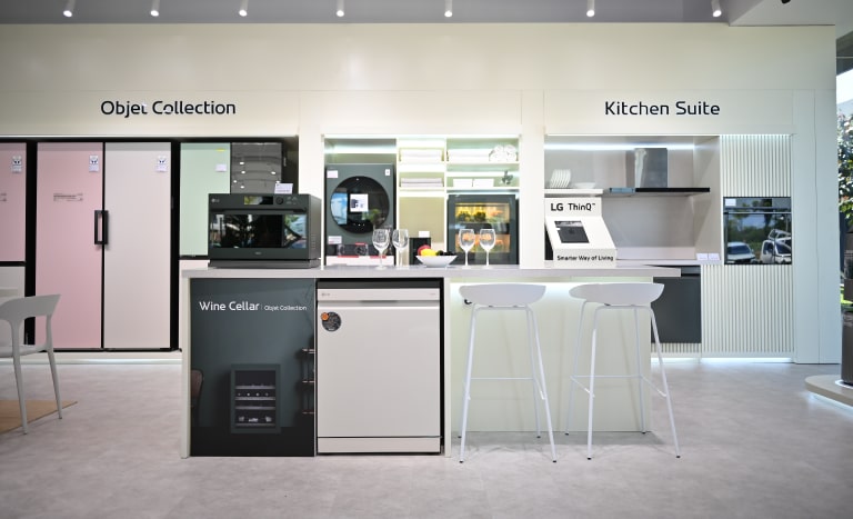 air purifier, kulkas, styler, mesin cuci dan vacuum disusun dalam pengaturan gelap