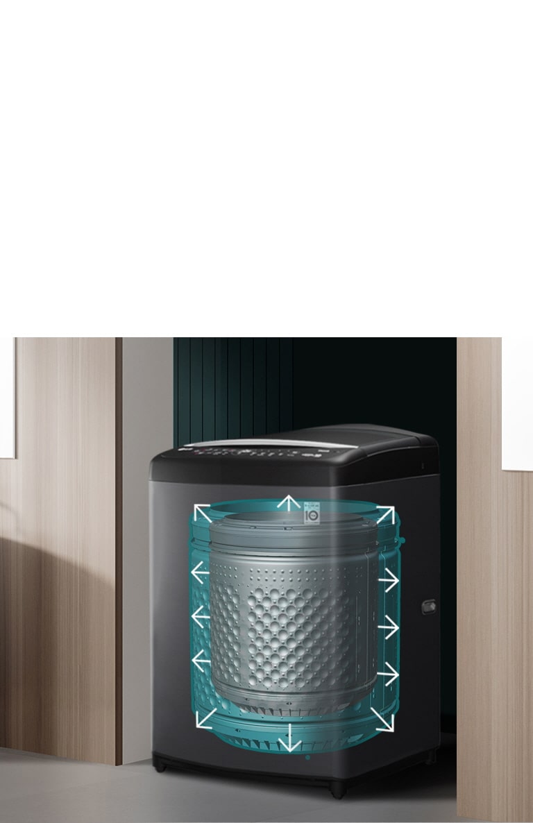 Mesin cuci LG dengan drum turbo, kapasitas besar dan pintu atas, ditempatkan di sudut ruangan dengan dinding kayu.