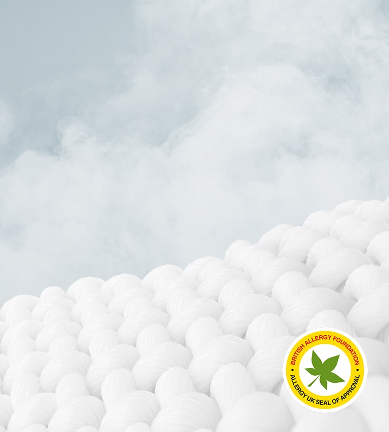 Permukaan kain putih dengan tekstur bulat, segel British Allergy Foundation di kanan bawah menunjukkan manfaat hipoalergenik.