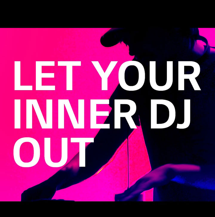 Seorang pria memainkan dj deck