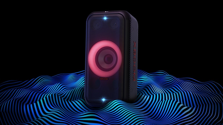 LG XBOOM XL5S berdiri di ruang tanpa batas. Pencahayaan woofer merah dan lampu strobo ganda menyala. Di atas speaker ditampilkan eq suara. Gelombang suara keluar dari bagian bawah speaker untuk menekankan bass yang dalam.