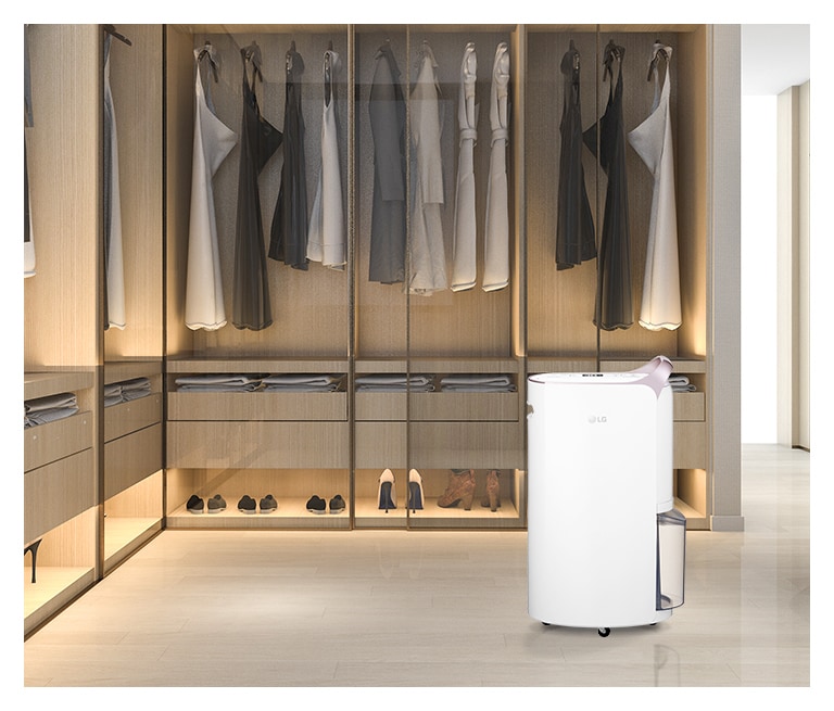 Menampilkan warna white rose gold yang elegan dari Dehumidifier LG Puricare™ yang ditempatkan di ruang ganti penuh pakaian.