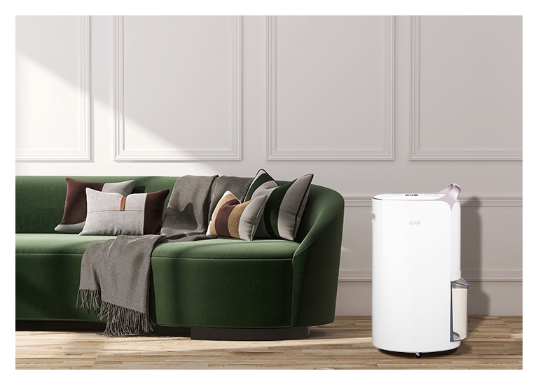 Menampilkan warna white rose gold yang elegan dari  Dehumidifier LG Puricare™ yang ditempatkan di ruang tamu modern.