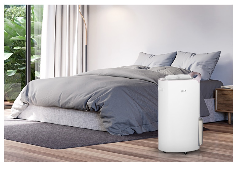 Menampilkan warna white rose gold yang elegan dari  Dehumidifier LG Puricare™ yang ditempatkan di ruang tamu modern.