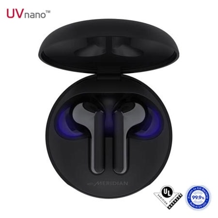 Tampak atas dudukan yang dibuka dan dua earbud di dalamnya dengan lampu UV menyala