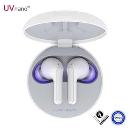 Tampak atas dudukan yang dibuka dan dua earbud di dalamnya dengan lampu UV menyala